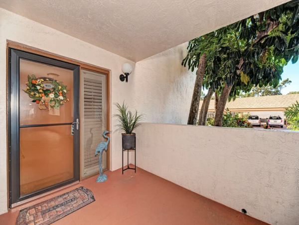 Walk to Beach Walk to South Village Siesta Key condo