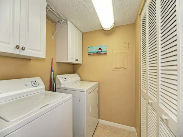 Walk to Beach Walk to South Village Siesta Key condo