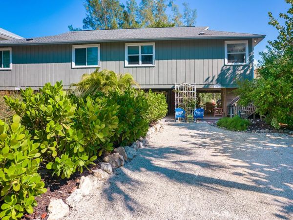 Beautiful 2-Bedroom Vacation Home in Placida Shared Pool & Docks