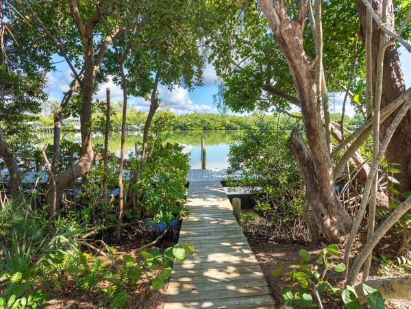 Beautiful 2-Bedroom Vacation Home in Placida Shared Pool & Docks