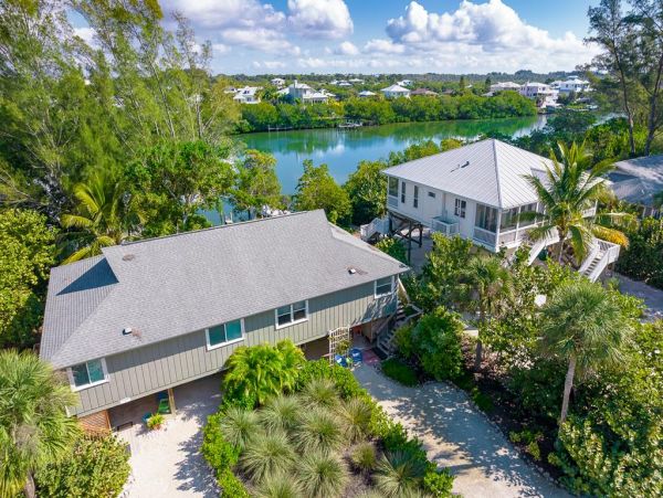 Beautiful 2-Bedroom Vacation Home in Placida Shared Pool & Docks