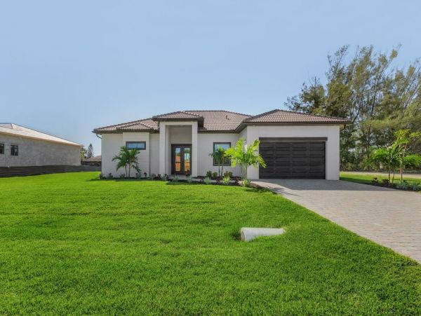 Waterfront 3 Bedrooms Plus Den Rental in Cape Coral Sleeps 6