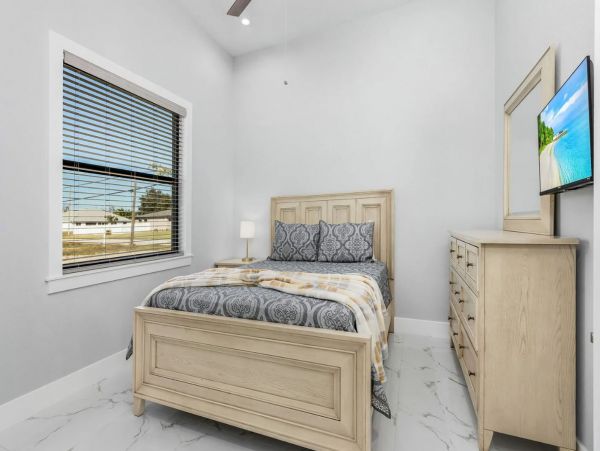 Waterfront 3 Bedrooms Plus Den Rental in Cape Coral Sleeps 6