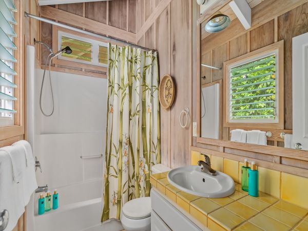 Kilauea Vacation Home Walk to Beach 3 Bedrooms Sleeps 6