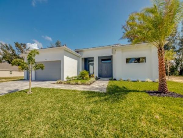 Gorgeous 3 Bedroom Home in Cape Coral Sleeps 6 Private Pool