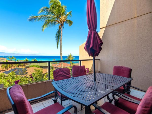 Beautiful 2 Bedroom Condo with Ocean Views Walk To Beach