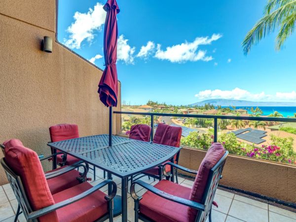 Beautiful 2 Bedroom Condo with Ocean Views Walk To Beach