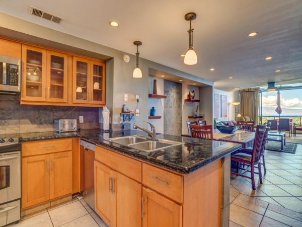Beautiful 2 Bedroom Condo with Ocean Views Walk To Beach