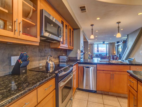 Beautiful 2 Bedroom Condo with Ocean Views Walk To Beach