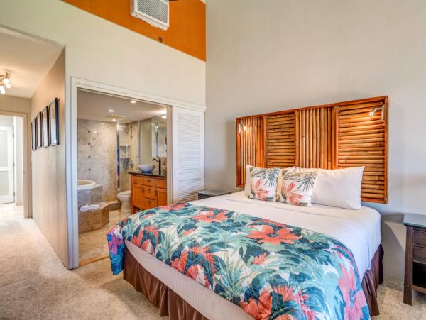 Beautiful 2 Bedroom Condo with Ocean Views Walk To Beach