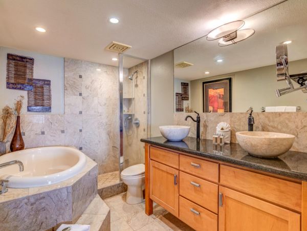 Beautiful 2 Bedroom Condo with Ocean Views Walk To Beach