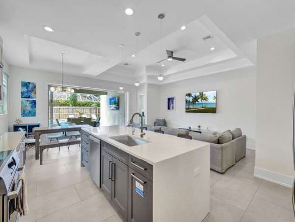 Naples Vacation Pool Home 4 Bedrooms Sleeps 9 Walk To Beach