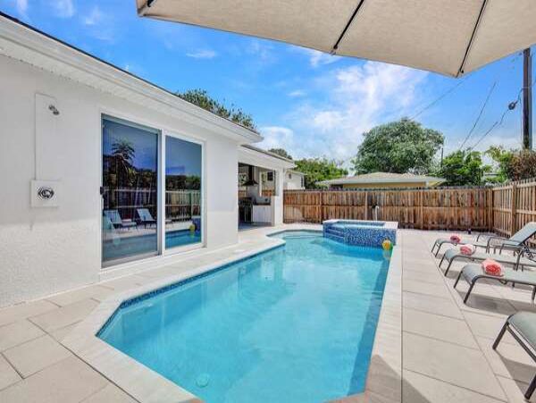 Naples Vacation Pool Home 4 Bedrooms Sleeps 9 Walk To Beach