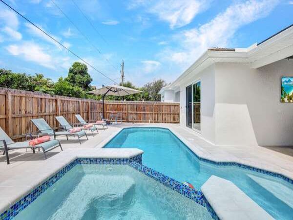 Naples Vacation Pool Home 4 Bedrooms Sleeps 9 Walk To Beach