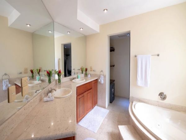 Costa Rica Six Bedroom Vacation Villa with Pool & Hot Tub