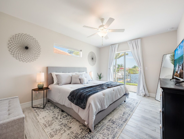 Canal Front 3 Bedroom Vacation Home in Cape Coral Sleeps 7