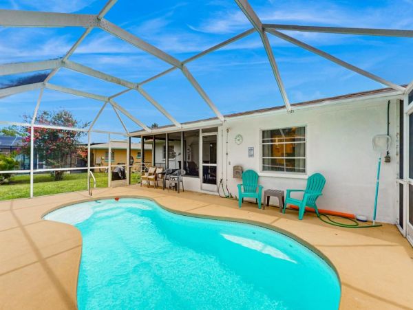 Waterfront Ground-Level Vacation Condo in Englewood