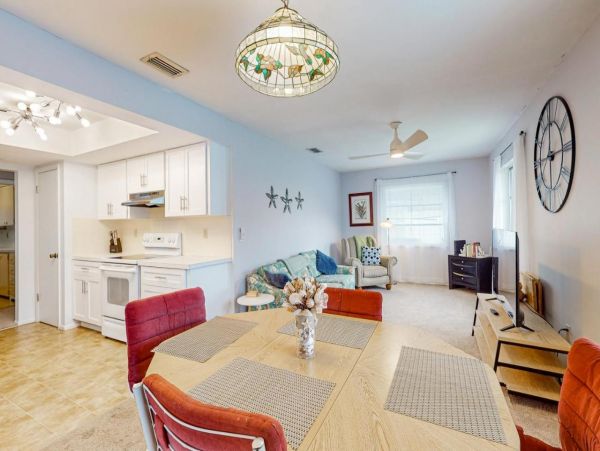 Waterfront Ground-Level Vacation Condo in Englewood