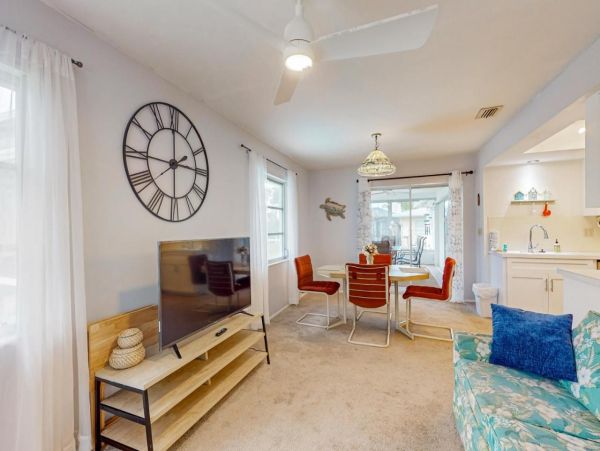 Waterfront Ground-Level Vacation Condo in Englewood