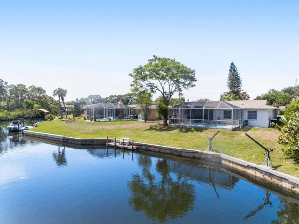 Waterfront Ground-Level Vacation Condo in Englewood