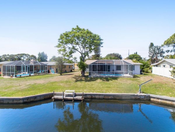 Waterfront Ground-Level Vacation Condo in Englewood