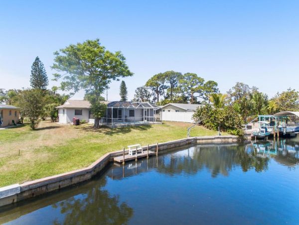 Waterfront Ground-Level Vacation Condo in Englewood