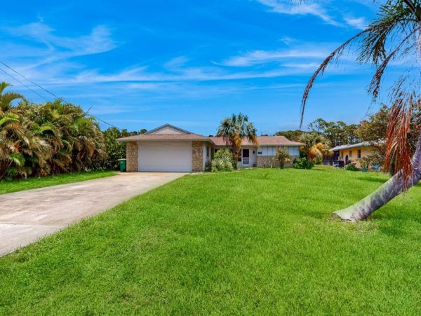 Waterfront Ground-Level Vacation Condo in Englewood
