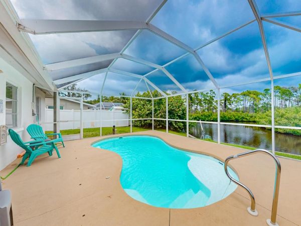 Waterfront Ground-Level Vacation Condo in Englewood