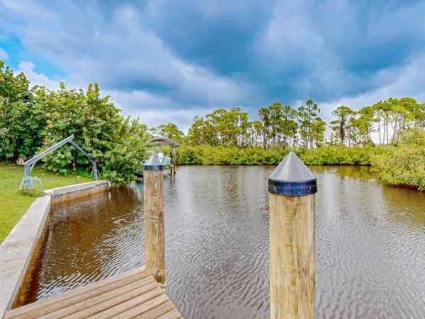 Waterfront Ground-Level Vacation Condo in Englewood
