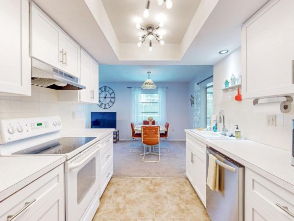 Waterfront Ground-Level Vacation Condo in Englewood