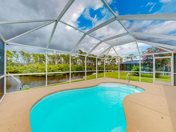 Waterfront Ground-Level Vacation Condo in Englewood