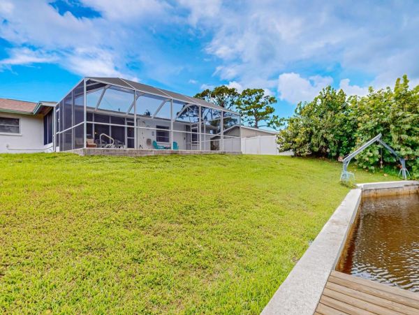 Waterfront Ground-Level Vacation Condo in Englewood