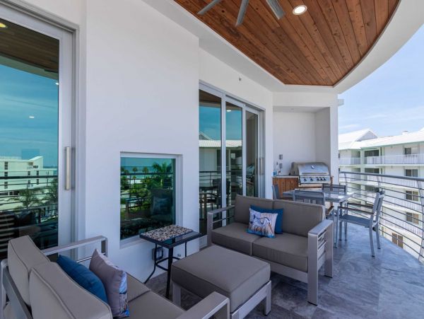 Luxury Condo with Partial Ocean view for 10 guests