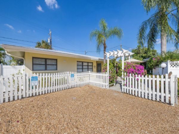Siesta Key Darling Cottage Walk to Beach