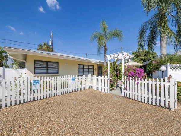 Siesta Key Darling Cottage Walk to Beach