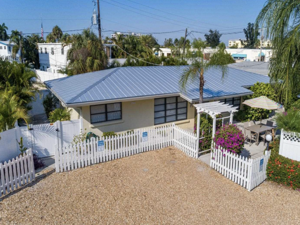 Siesta Key Darling Cottage Walk to Beach