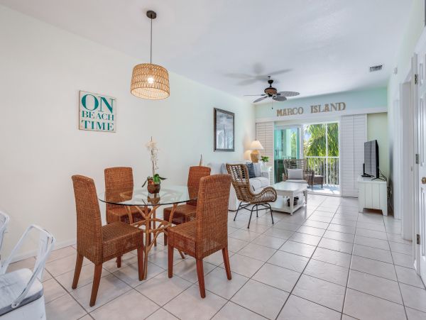 Marco Island Lovely Condo with 2 Bedrooms Sleeps 6
