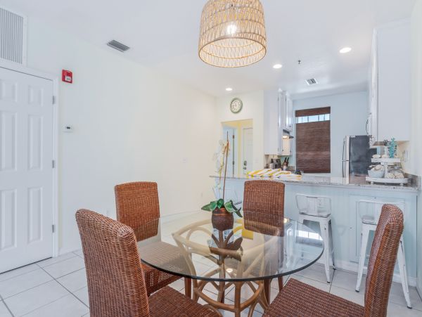 Marco Island Lovely Condo with 2 Bedrooms Sleeps 6