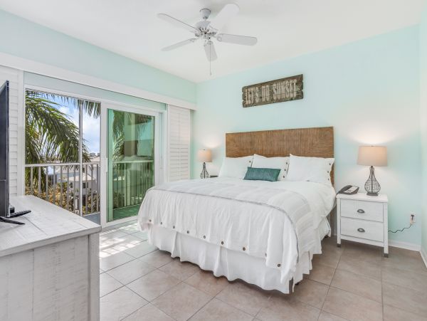 Marco Island Lovely Condo with 2 Bedrooms Sleeps 6