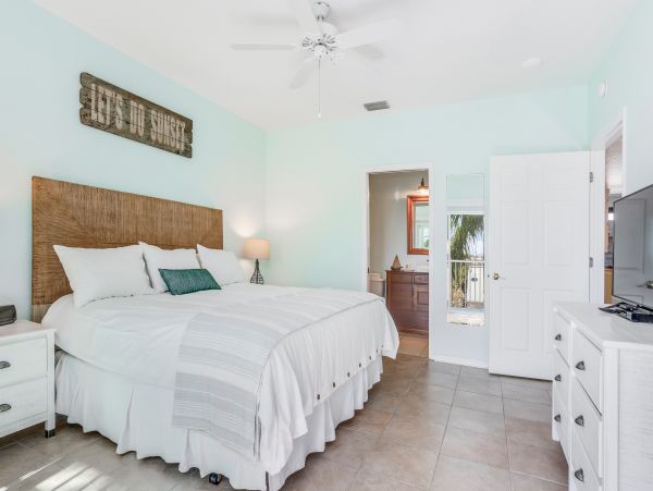 Marco Island Lovely Condo with 2 Bedrooms Sleeps 6