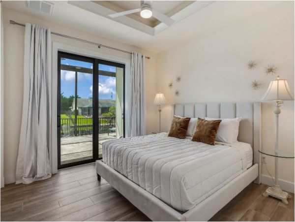 Luxurious Waterfront Vacation Home in Cape Coral