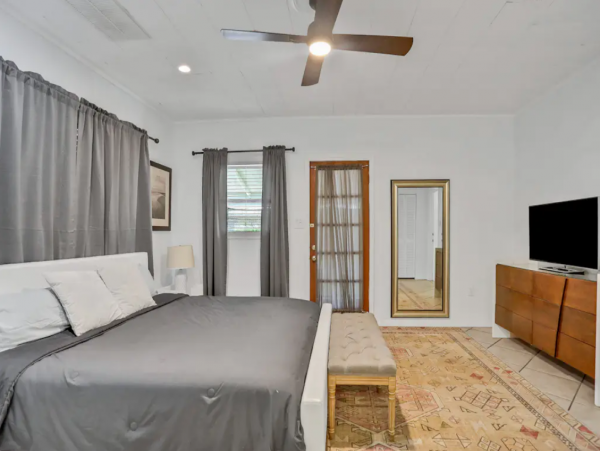 Lovely Vacation Home with 4 Bedrooms & Pool in Siesta Key