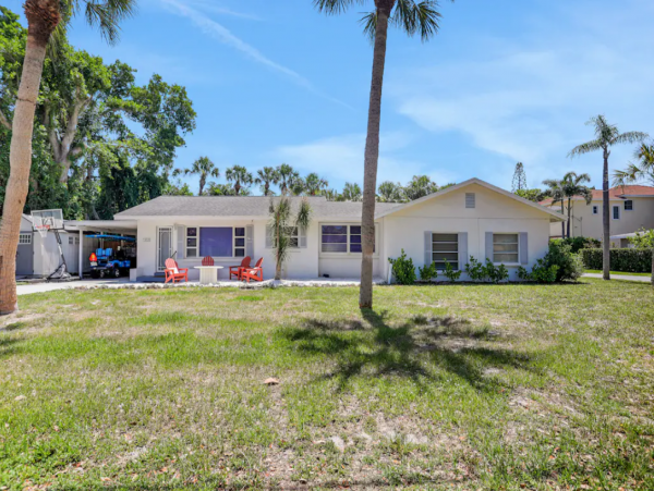 Lovely Vacation Home with 4 Bedrooms & Pool in Siesta Key