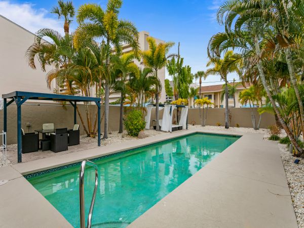 Siesta Key 4 Bedroom Home Private Pool 200 steps to Sand