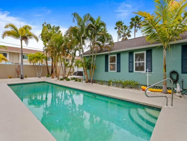 Siesta Key 4 Bedroom Home Private Pool 200 steps to Sand