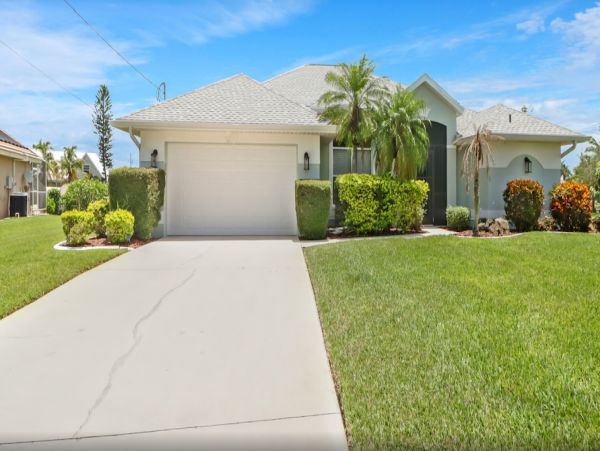 Cape Coral Vacation House with 3 Bedrooms Sleeps 6