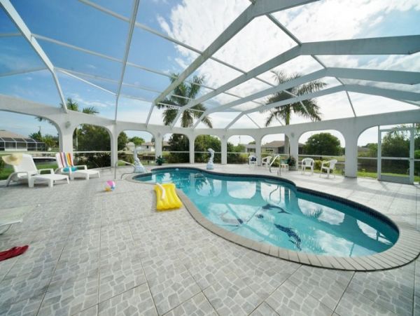 Lovely Canal-Front 3 Bedroom Vacation Home
