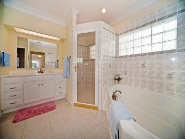 Lovely Canal-Front 3 Bedroom Vacation Home