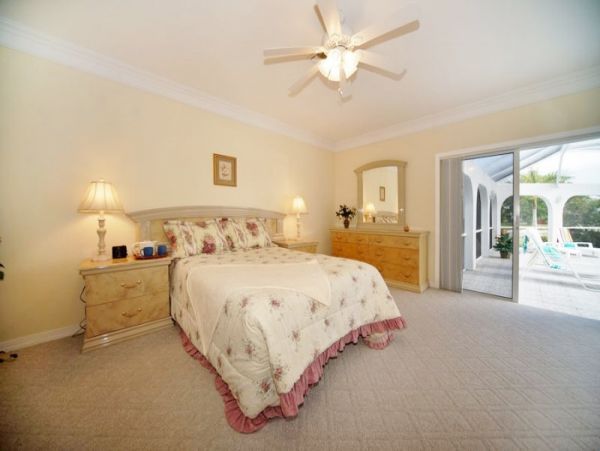 Lovely Canal-Front 3 Bedroom Vacation Home