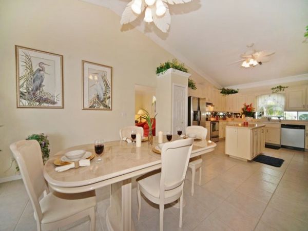 Lovely Canal-Front 3 Bedroom Vacation Home